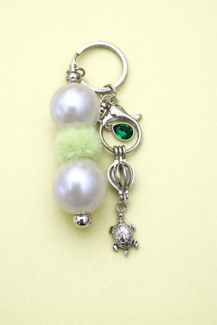 Large Pearl Cage Key Chain - Turtle